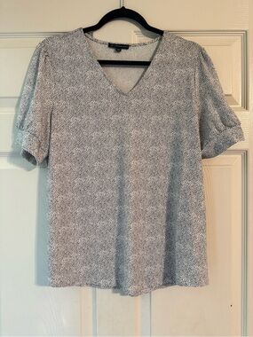 Adrianna Papell White and Black Micro Dot V-Neck Short Sleeve Top